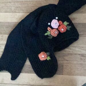 🧣 BLACK CAP & SCARF EMBELLISHED CROCHETED FLOWERS ⚜️ NWOT